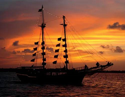 Cancun Lovers Cruise with Surf & Turf Dinner (Couple) — 2
