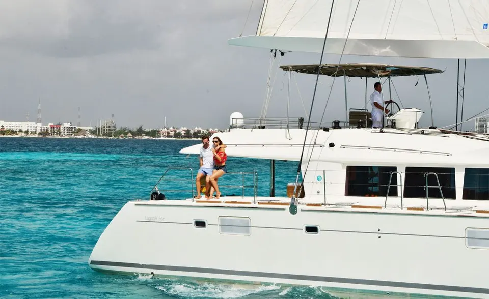 Catamaran Tour to Isla Mujeres & Snorkel (Platino)