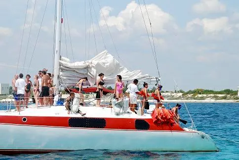 Aventuras Catamaran 46´ (For 40 People)